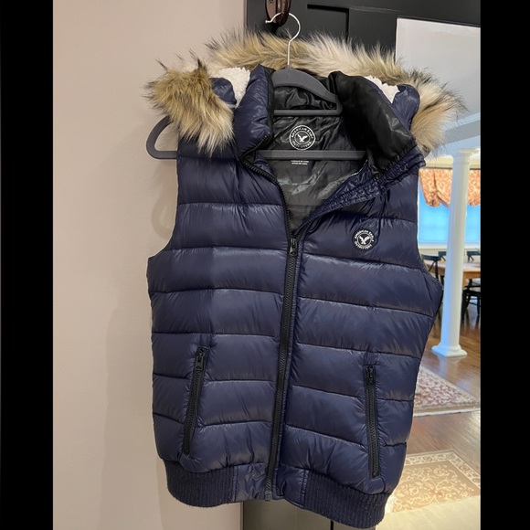 Women’s American Eagle down puffer vest, faux fur removable hood, navy, size Med - Picture 2 of 6